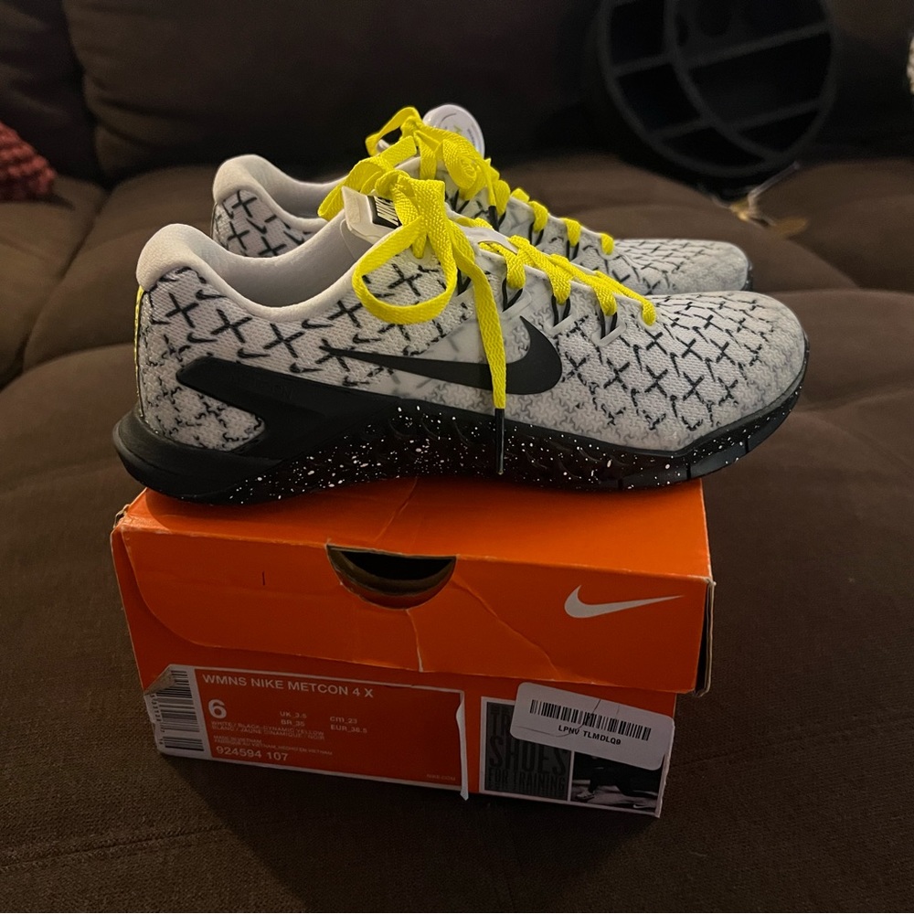 Womens Nike Metcon 4s
with ebay authenticity tag
original price 130$